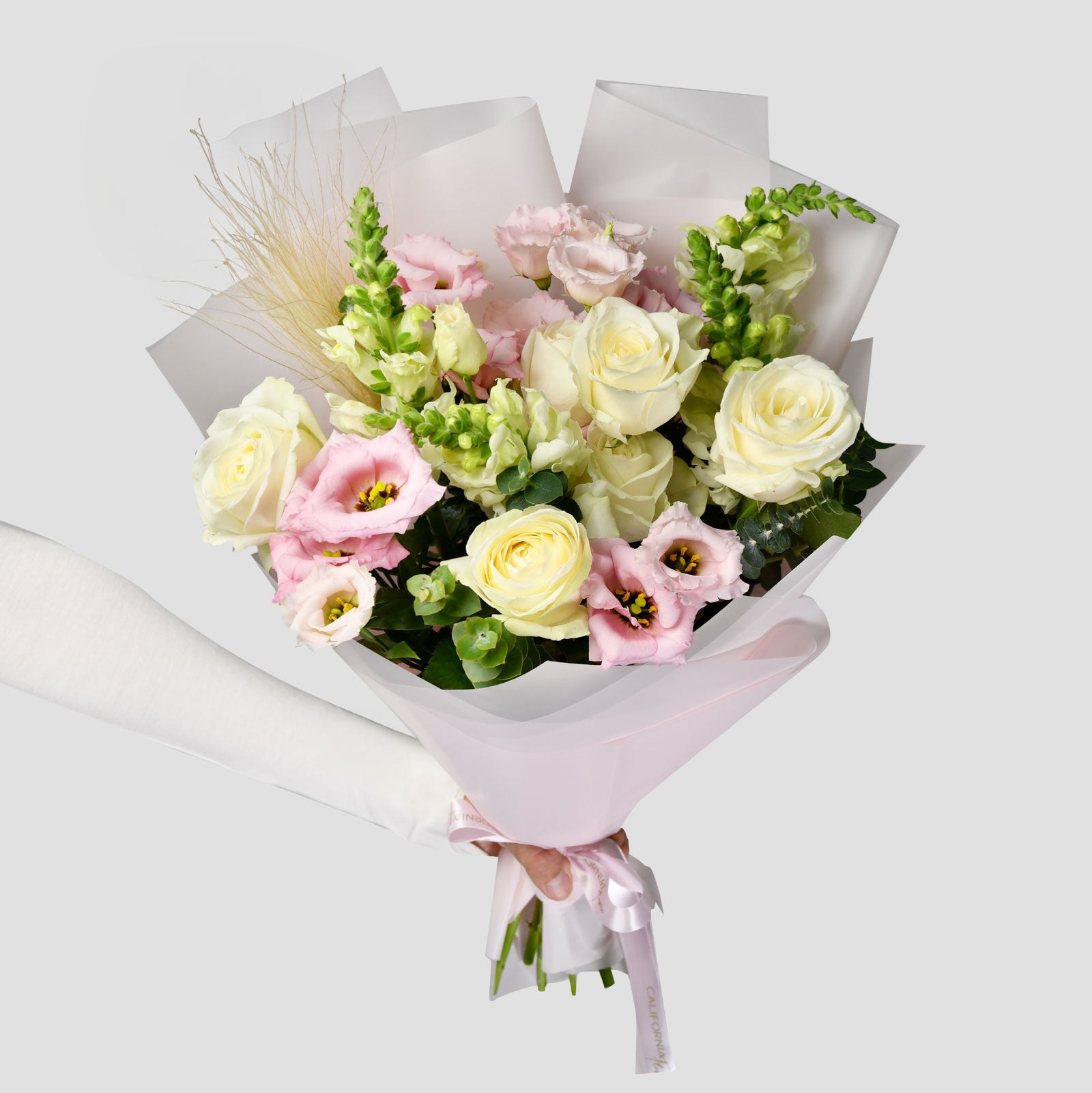 Flori pentru mama - California Flowers, Buchet trandafiri albi, lisianthus si antirrhinum, californiaflowers.mom