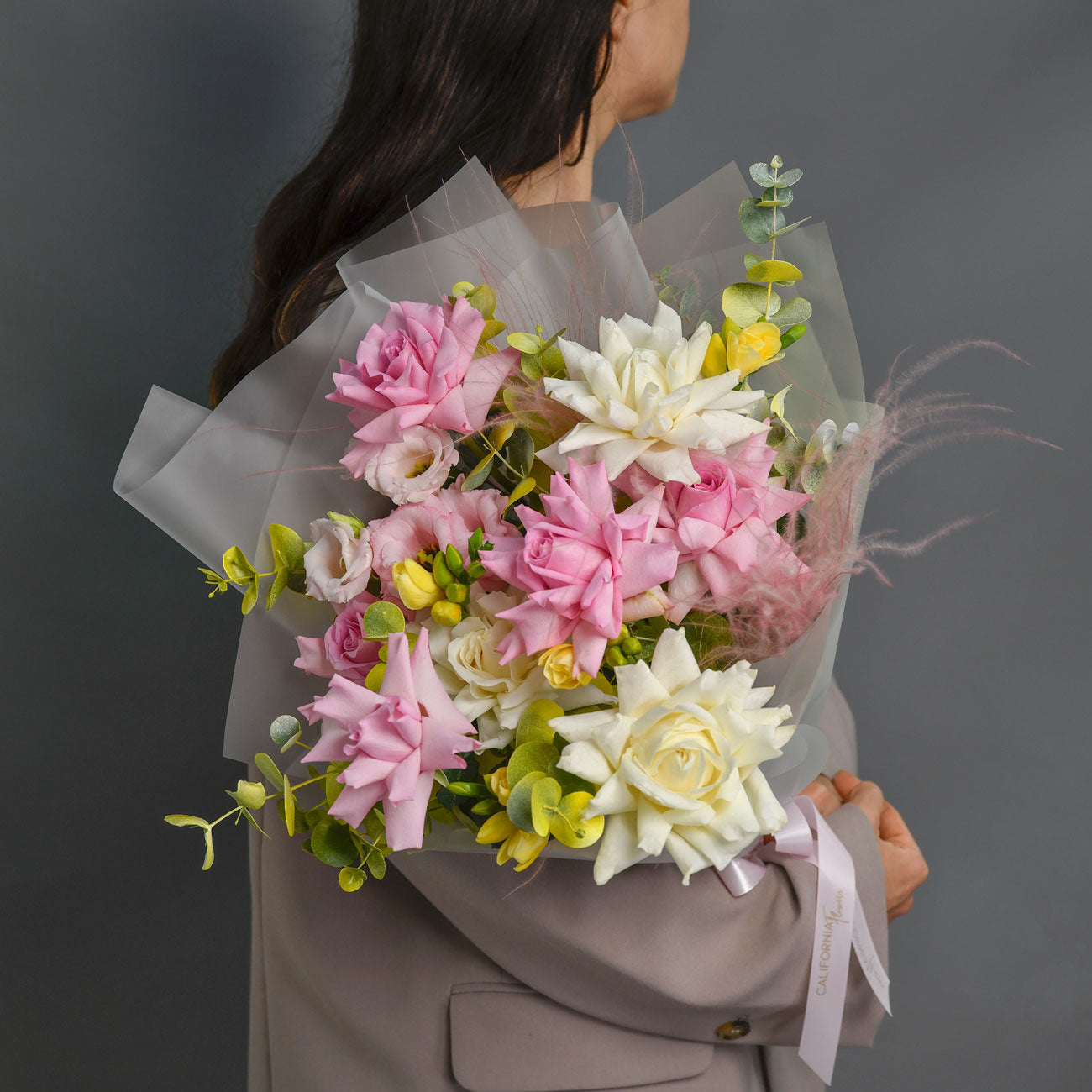 Buchete de trandafiri - California Flowers, Buchet trandafiri roz si albi speciali, frezii si lisianthus, californiaflowers.mom