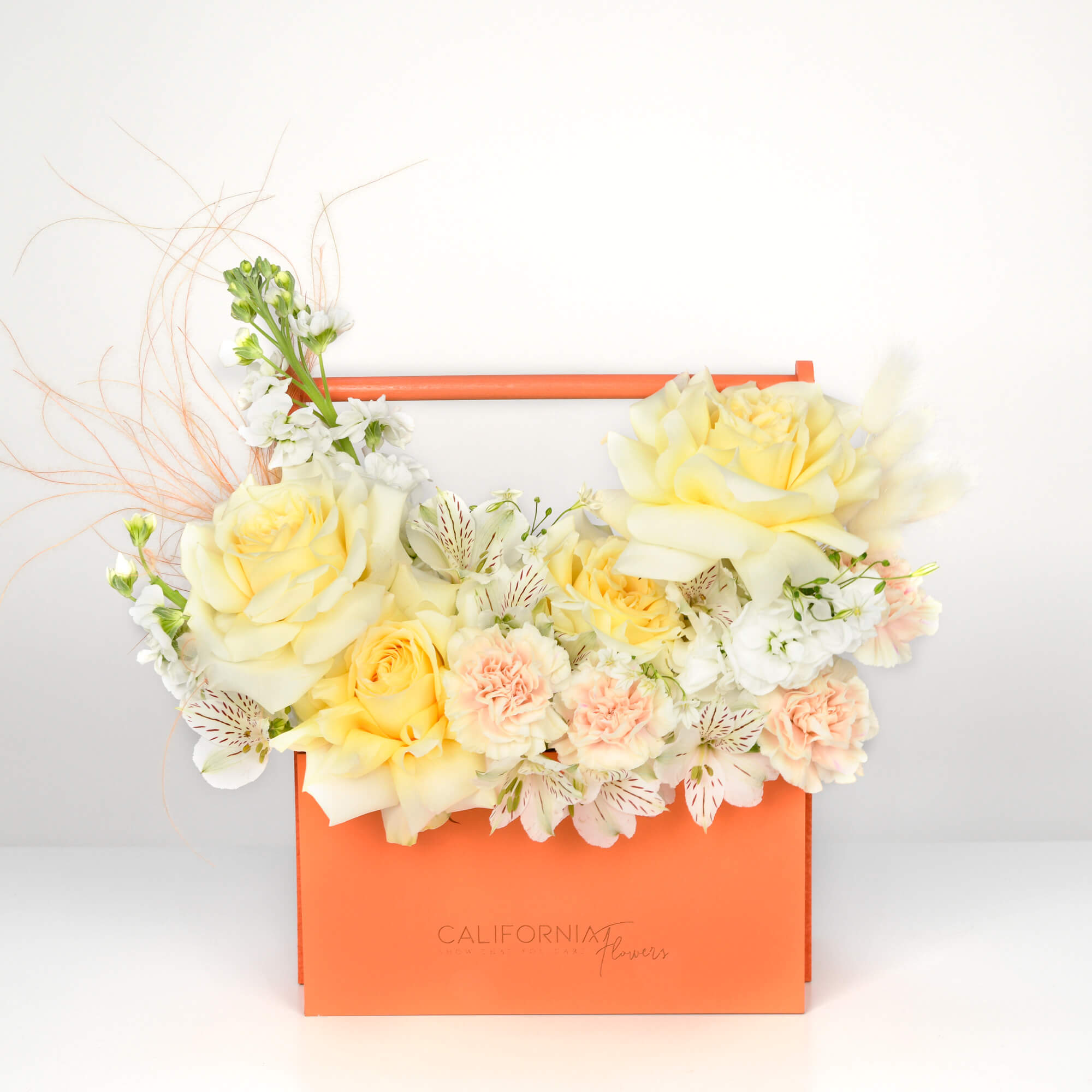 Flori de 1 Martie - California Flowers, Aranjament floral in cutie cu trandafiri si matthiola alba, californiaflowers.mom