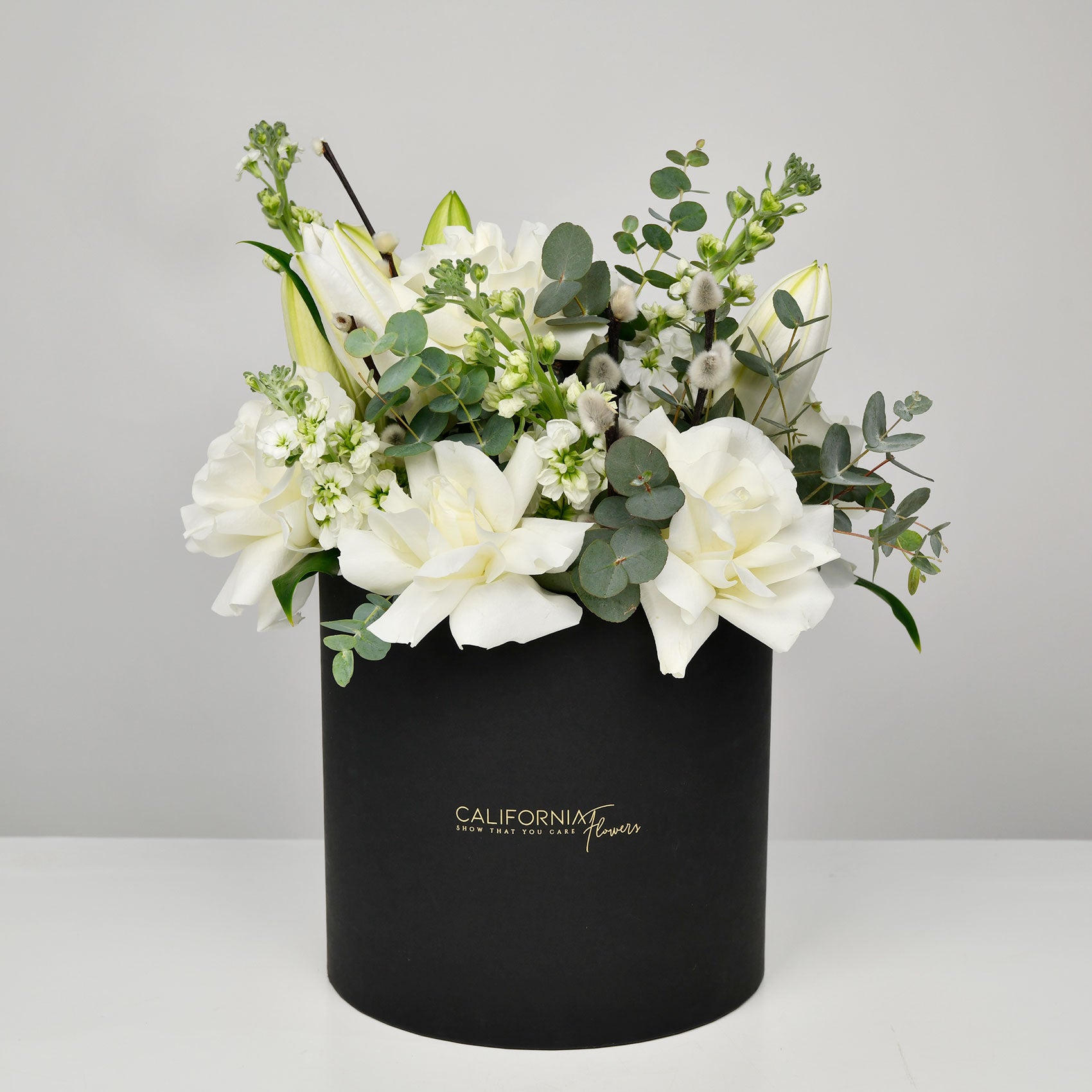 Flori de Paste - California Flowers, Aranjament floral in cutie neagra cu trandafiri speciali si crini, californiaflowers.mom