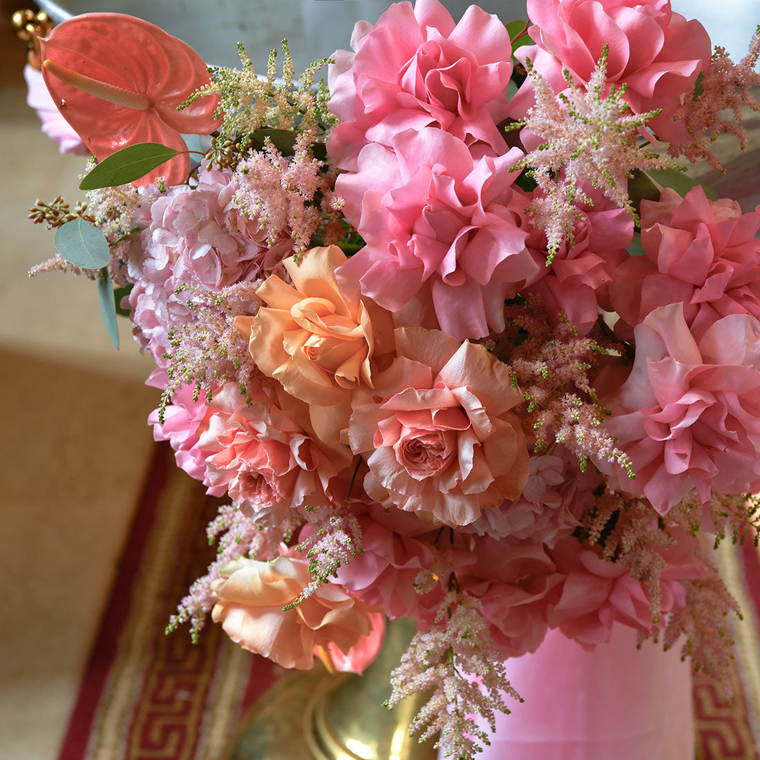 Aranjamente Cristelnita - California Flowers, Aranjament cristelnita cu hortensie roz, trandafiri somon si astillbe, californiaflowers.mom