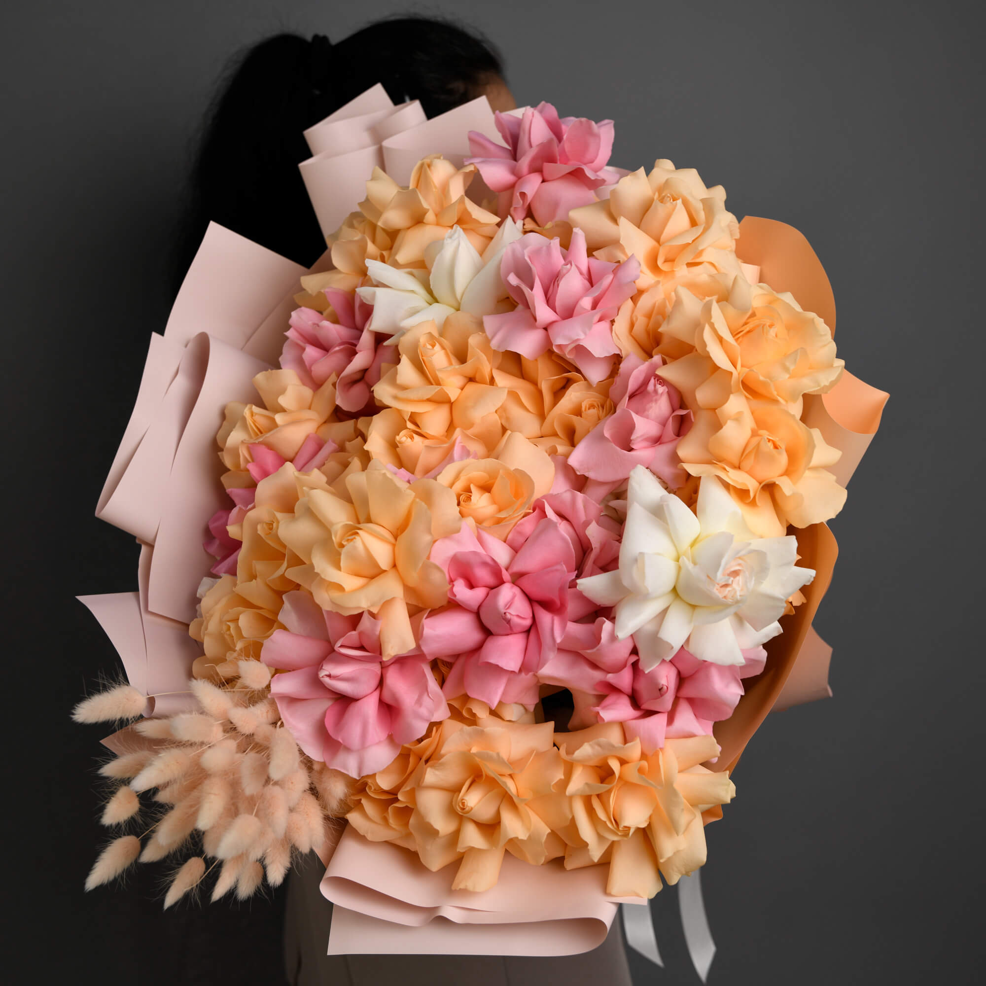 Flori pentru iubita – California Flowers, Buchet 33 trandafiri speciali roz, peach si albi, californiaflowers.mom