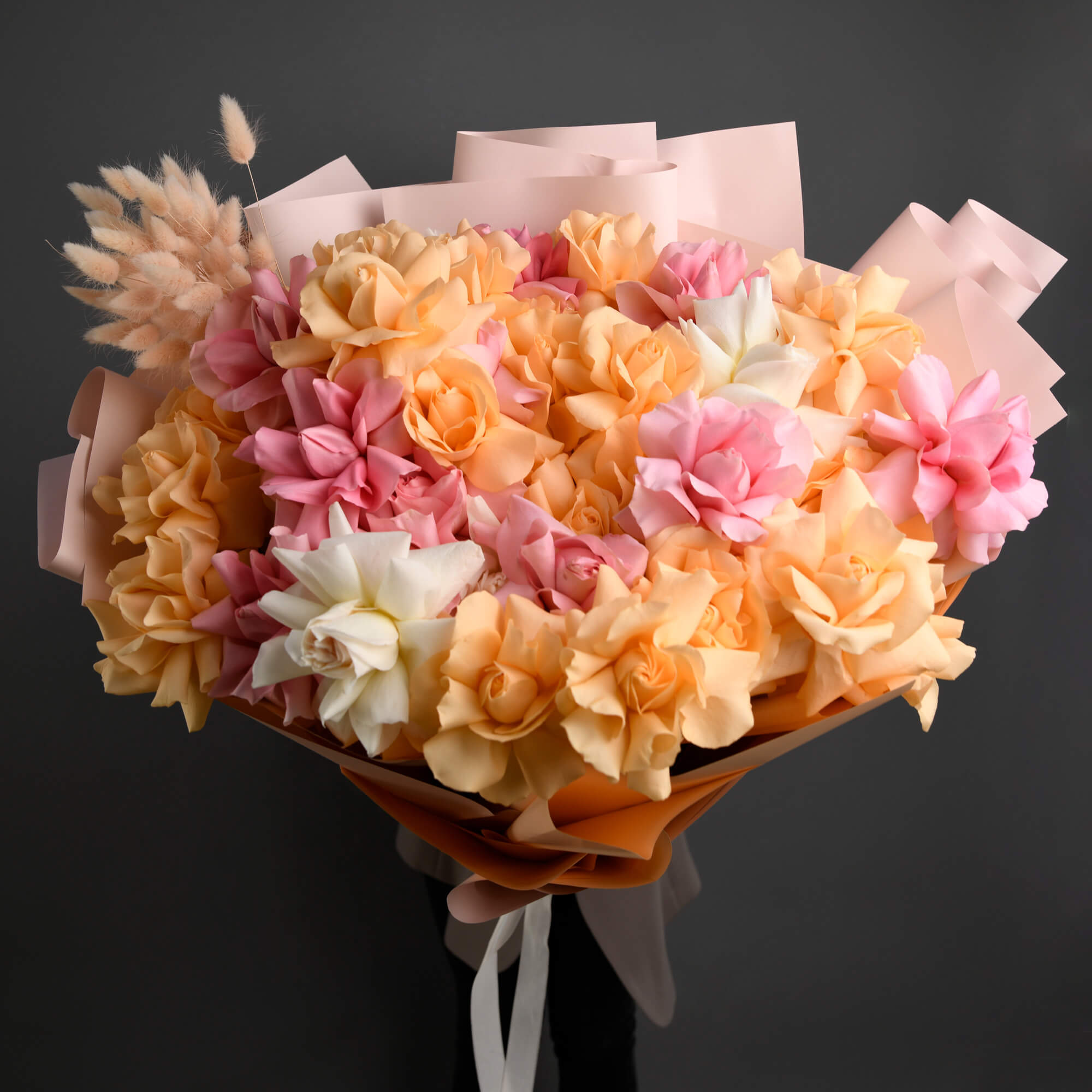 Flori pentru iubita – California Flowers, Buchet 33 trandafiri speciali roz, peach si albi, californiaflowers.mom