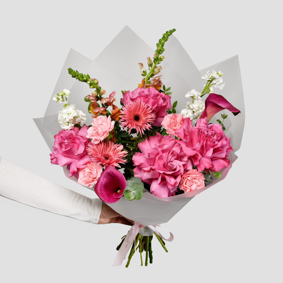 Sf. MIhail si Gavril, Buchet trandafiri speciali roz, gerbera mini si cale, californiaflowers.mom