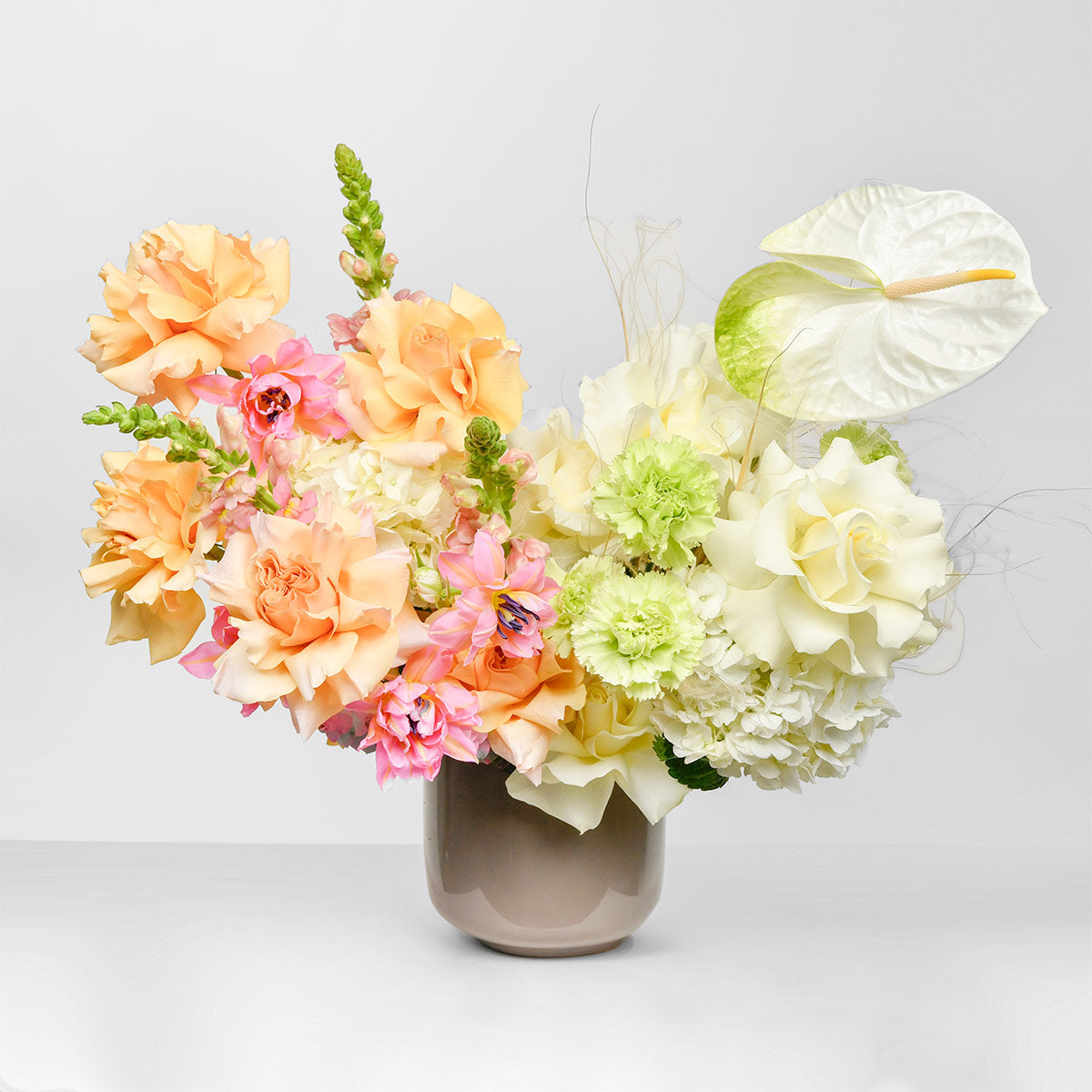 Flori de Paste - California Flowers, Aranjament floral in cutie cu anthurium, lalele si trandafiri, californiaflowers.mom