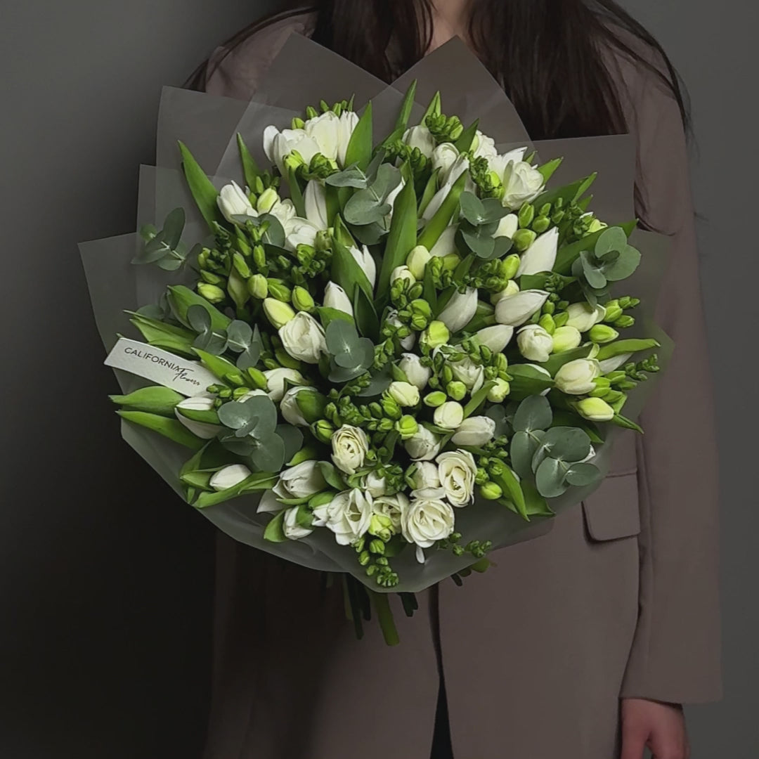 Buchet lalele, frezii si eucalipt, 4, californiaflowers.mom