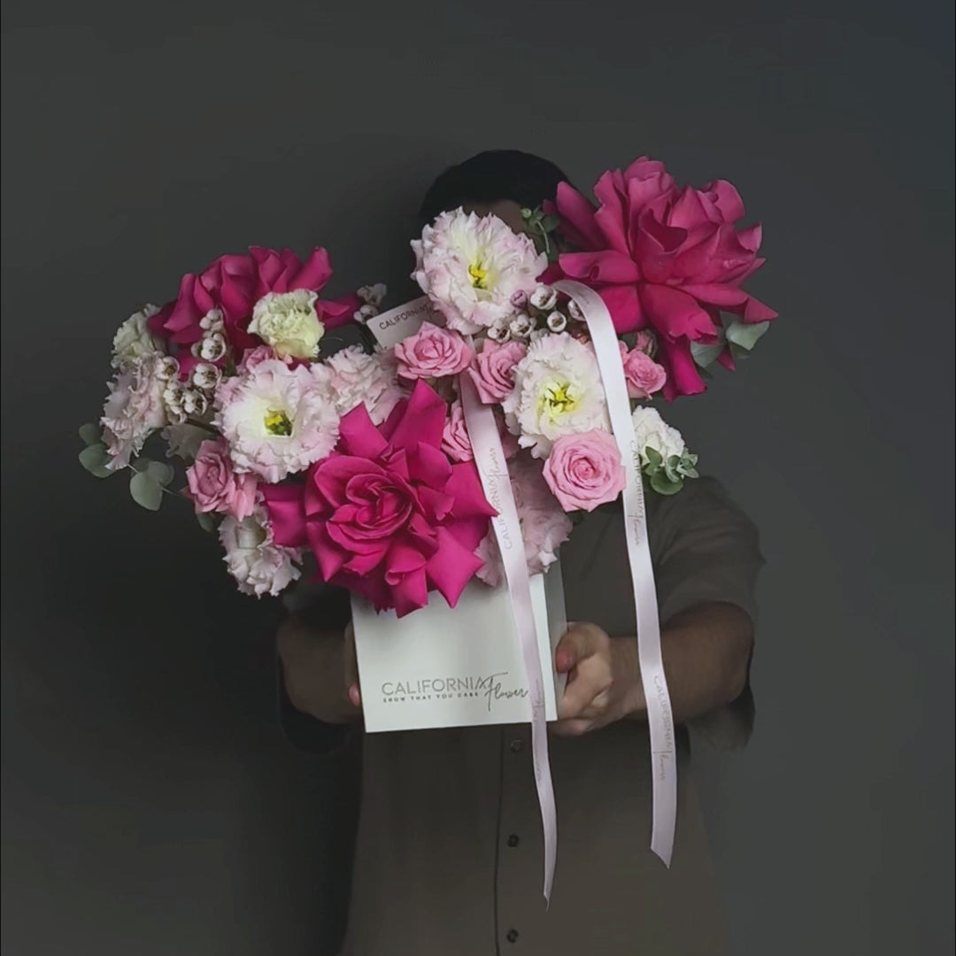 Aranjament floral in cutie cu trandafiri speciali Pink si lisianthus, 4, californiaflowers.mom