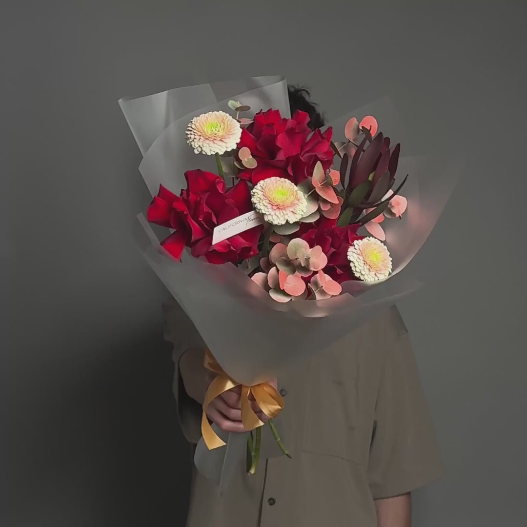 Buchet trandafiri rosii si gerbera crem, 12, californiaflowers.mom