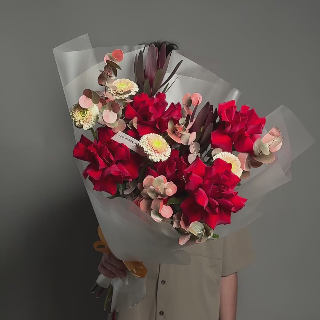 Buchet trandafiri rosii si gerbera crem, 11, californiaflowers.mom