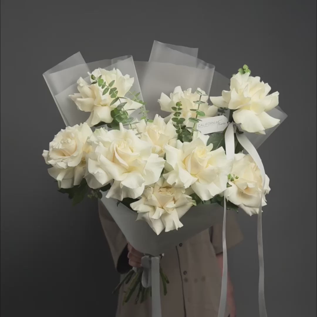 Buchet 9 trandafiri albi speciali si eucalipt, 4, californiaflowers.mom