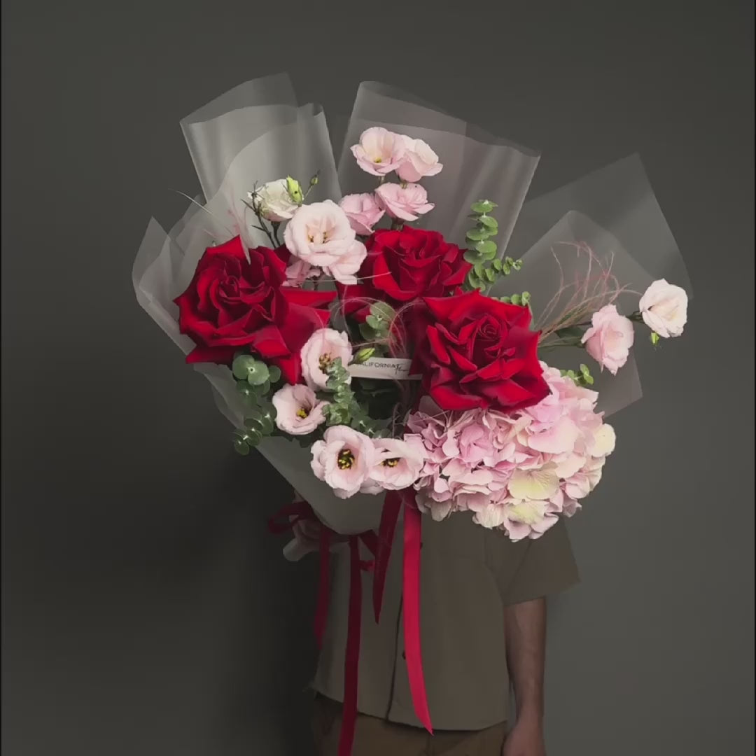 Buchet hortensie roz si trandafiri speciali rosii, 4, californiaflowers.mom