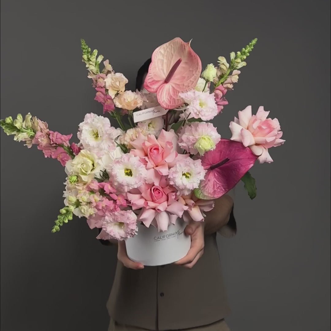 Aranjament floral in cutie cu anthurium,  lisianthus si trandafiri roz, 4, californiaflowers.mom