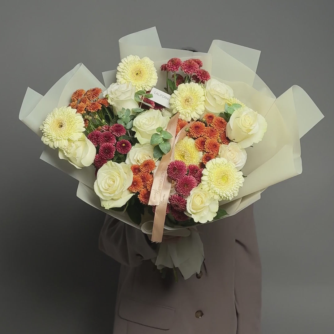Buchet santini si trandafiri albi, 6, californiaflowers.mom