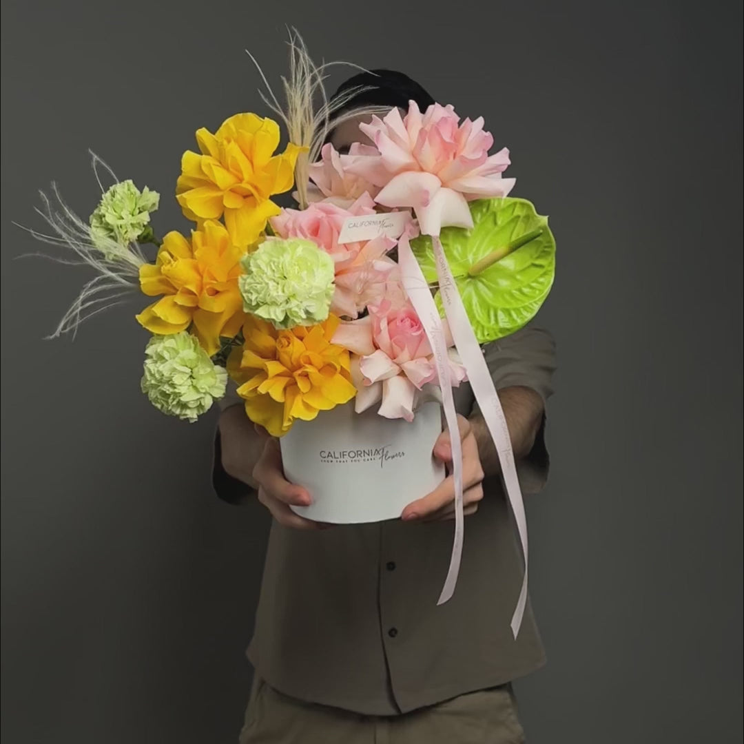 Aranjament floral in cutie cu dianthus, trandafiri si anthurium, 4, californiaflowers.mom