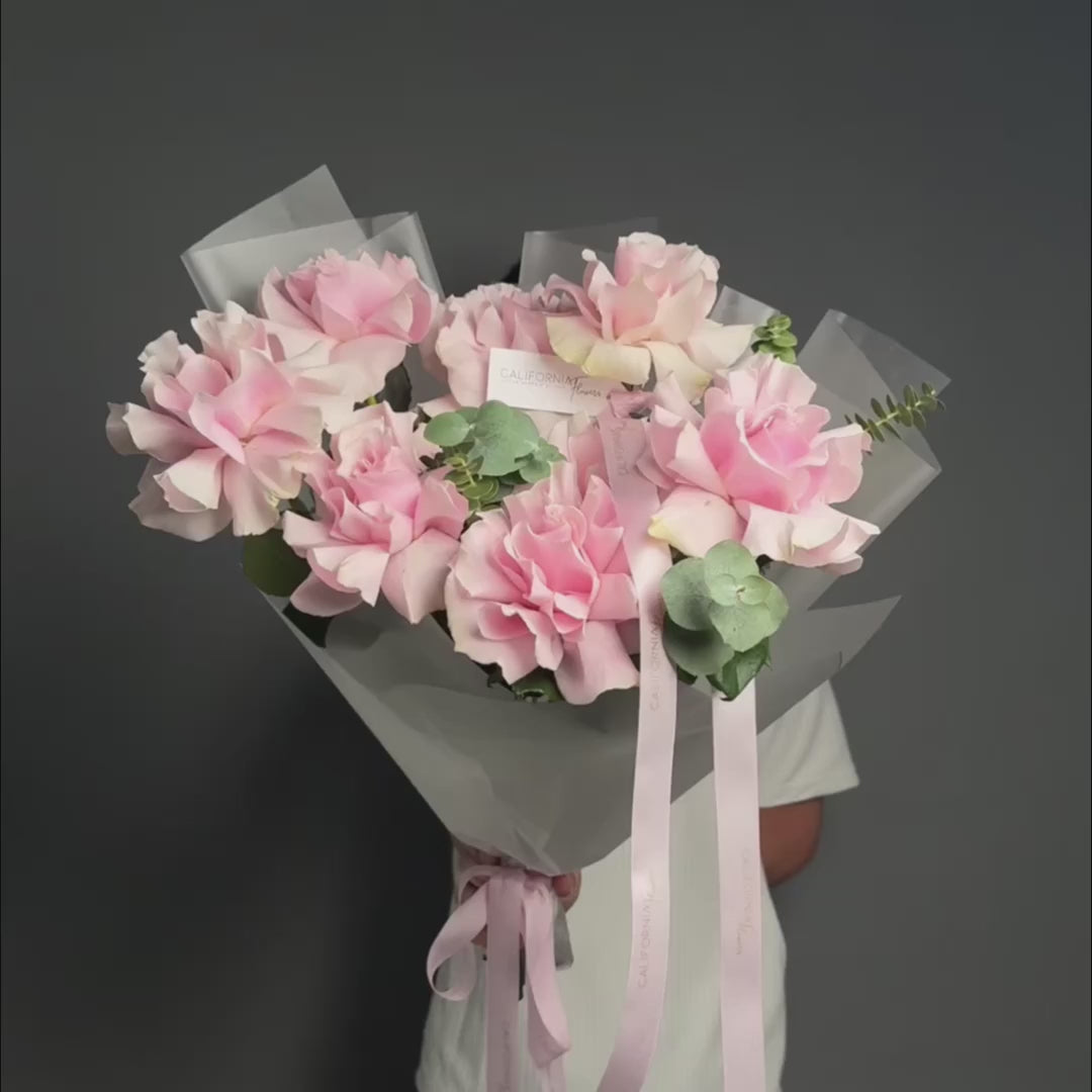 Buchet 9 trandafiri speciali roz si eucalipt, 4, californiaflowers.mom
