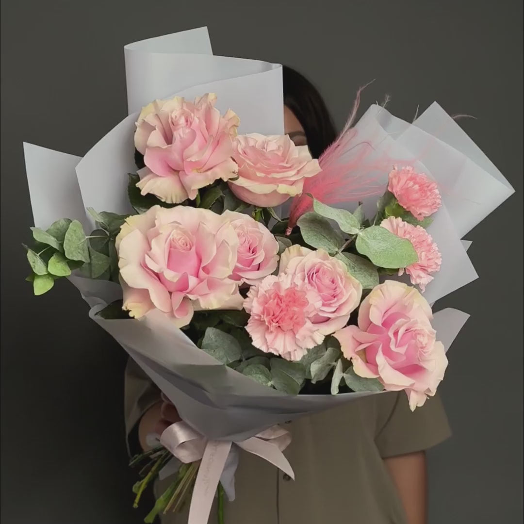 Buchet trandafiri roz, dianthus si eucalipt, 5, californiaflowers.mom