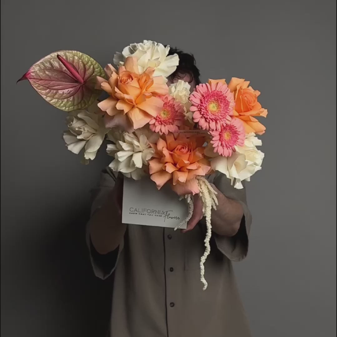 Aranjament floral in cutie cu gerbera si trandafiri peach, 4, californiaflowers.mom