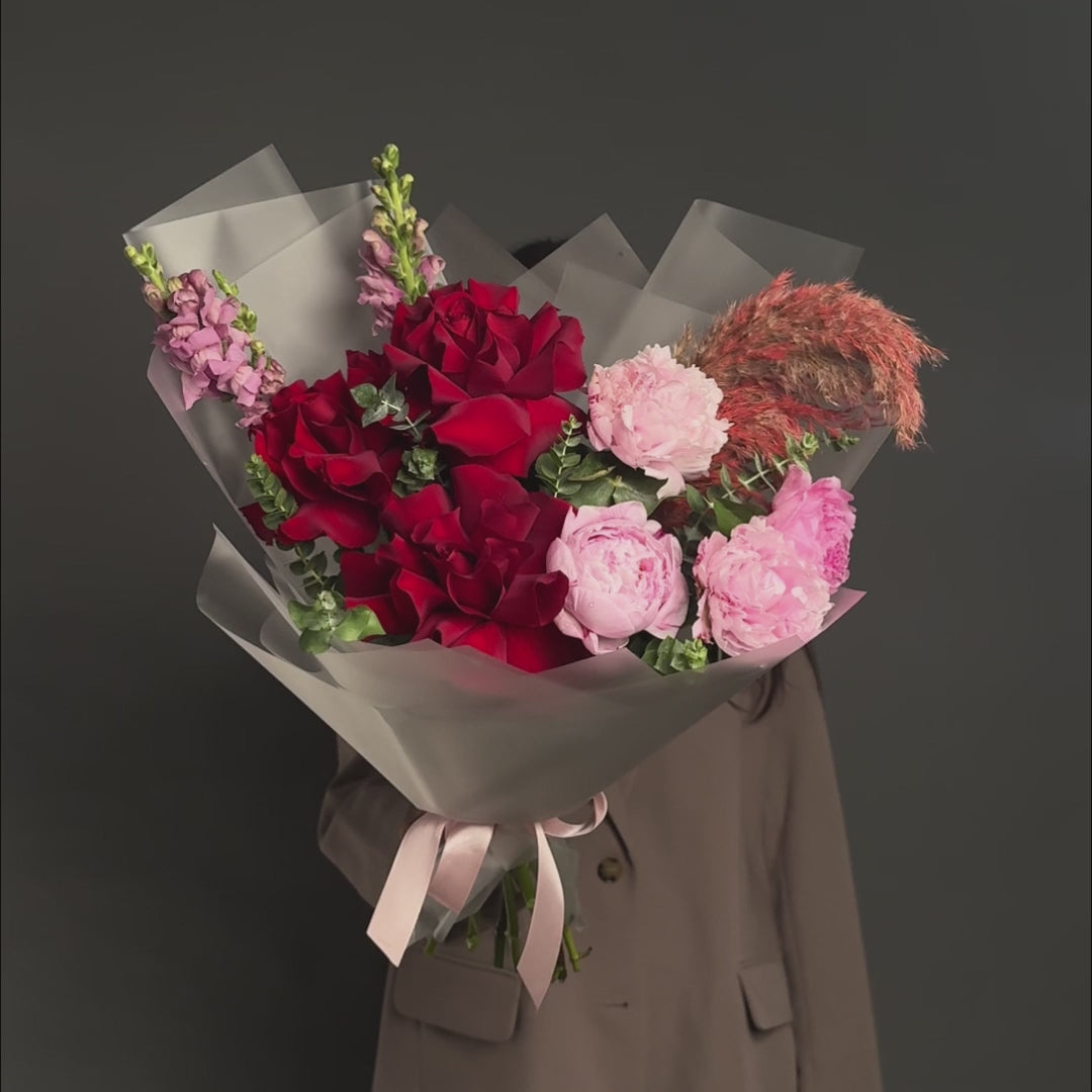 Buchet bujori roz si trandafiri rosii speciali, 4, californiaflowers.mom
