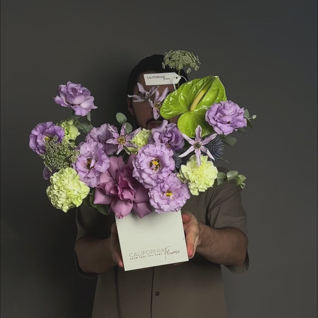 Aranjament floral in cutie cu lisianthus, dianthus si trandafiri, 4, californiaflowers.mom