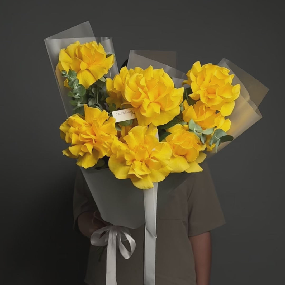 Buchet 7 trandafiri speciali galbeni si eucalipt, 4, californiaflowers.mom