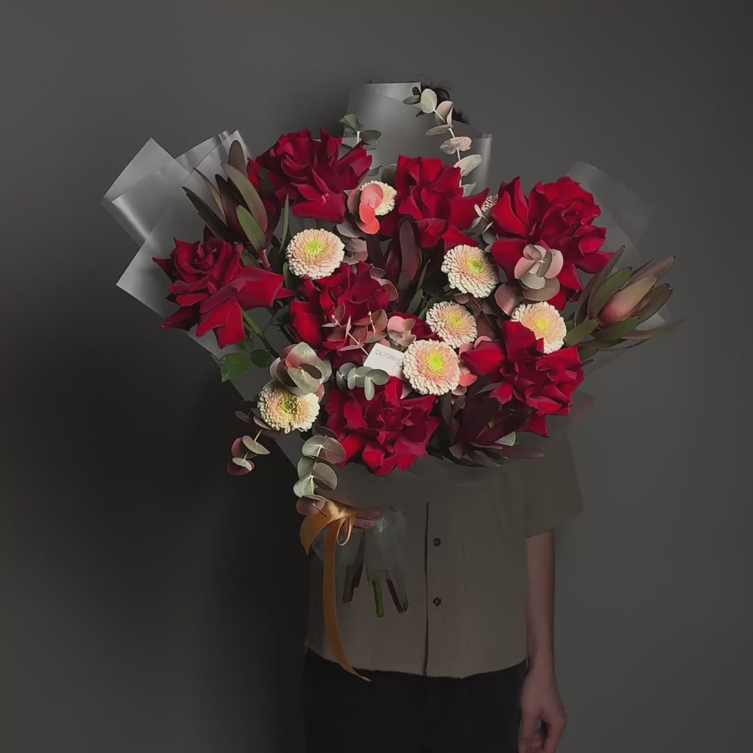 Buchet trandafiri rosii si gerbera crem, 10, californiaflowers.mom