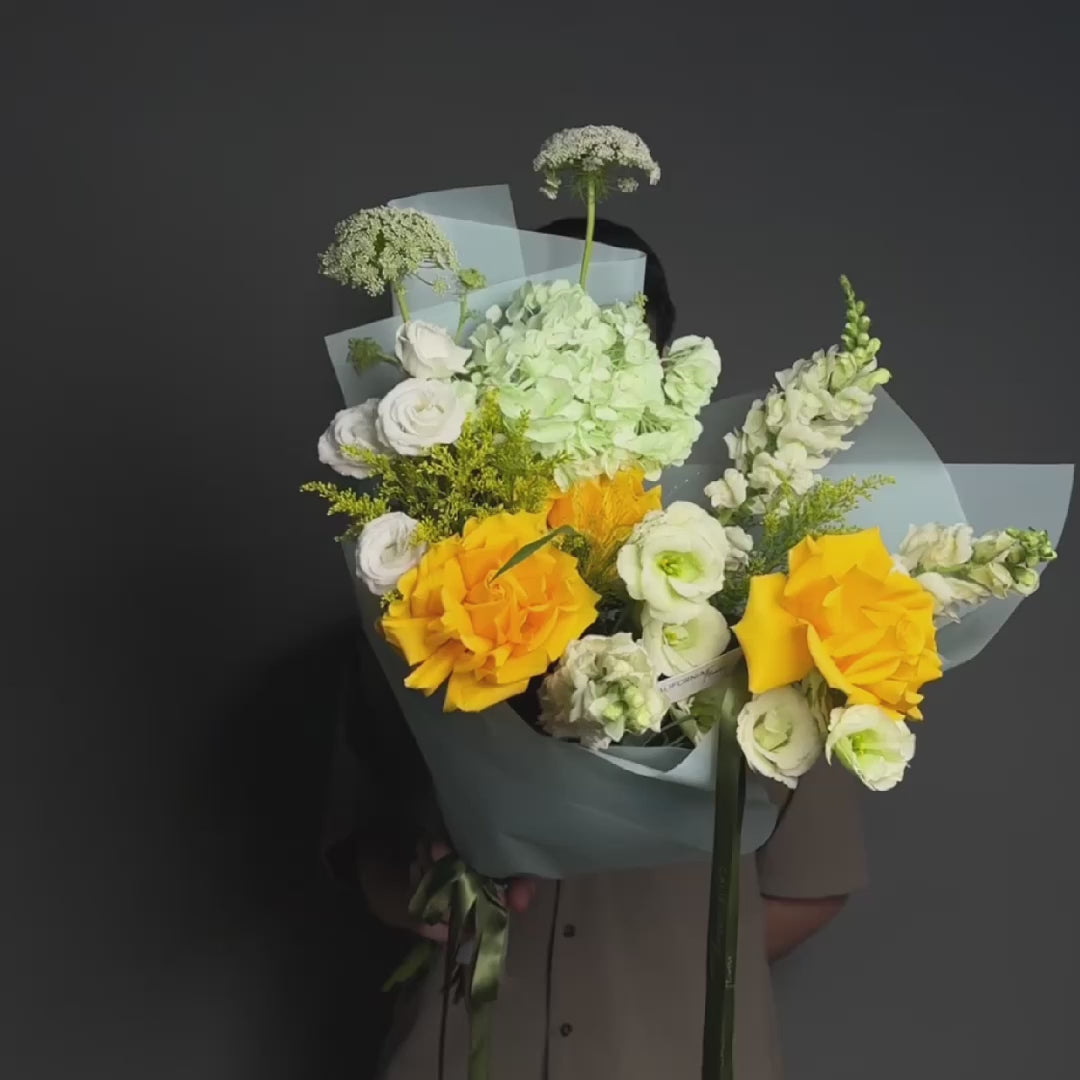 Buchet trandafiri speciali galbeni, lisianthus si hortensie, 4, californiaflowers.mom