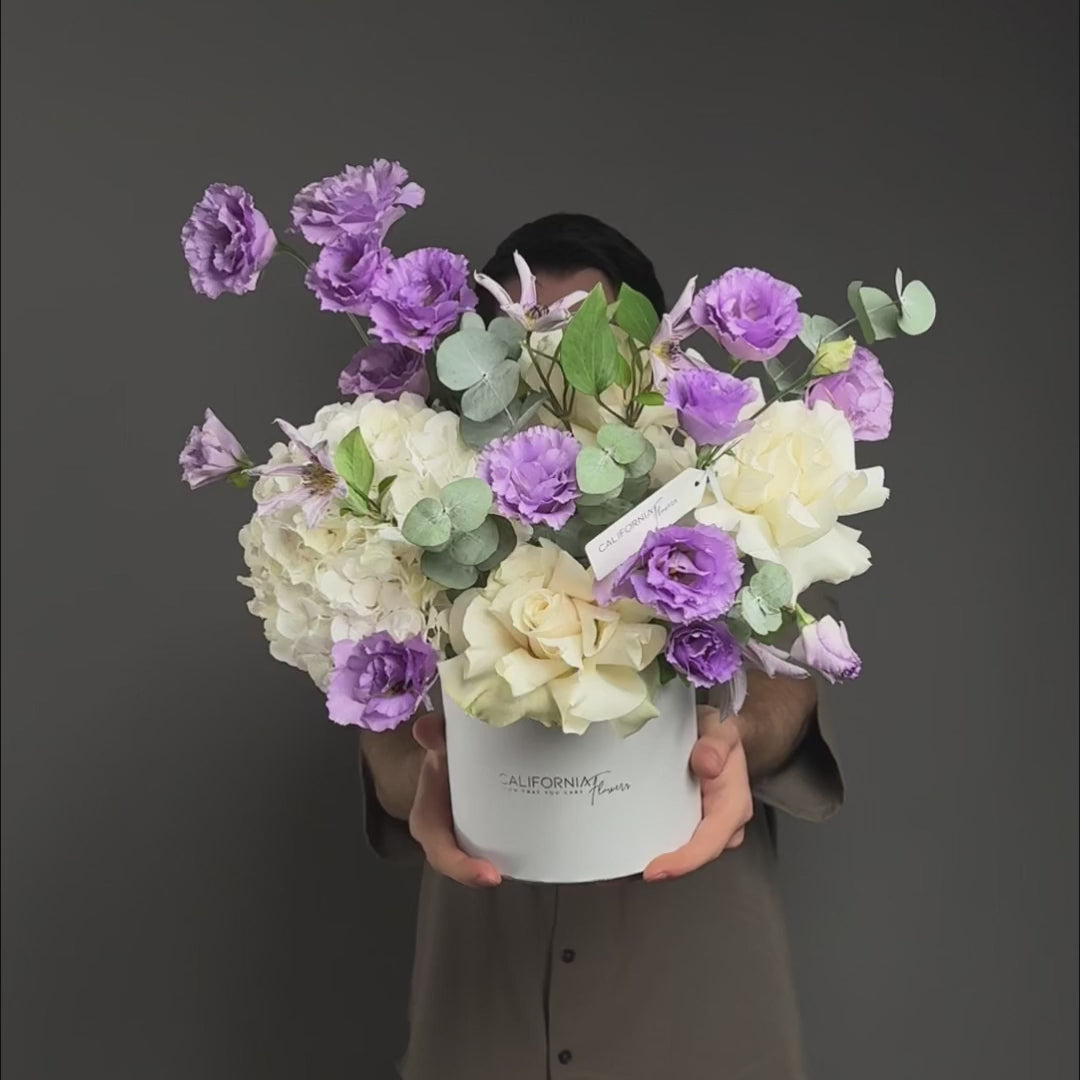 Aranjament floral in cutie cu hortensie lisianthus si clematis, 4, californiaflowers.mom