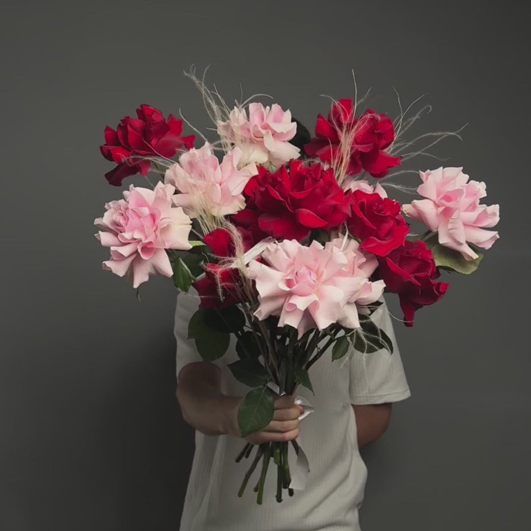 Buchet 15 trandafiri speciali rosii si roz, 4, californiaflowers.mom