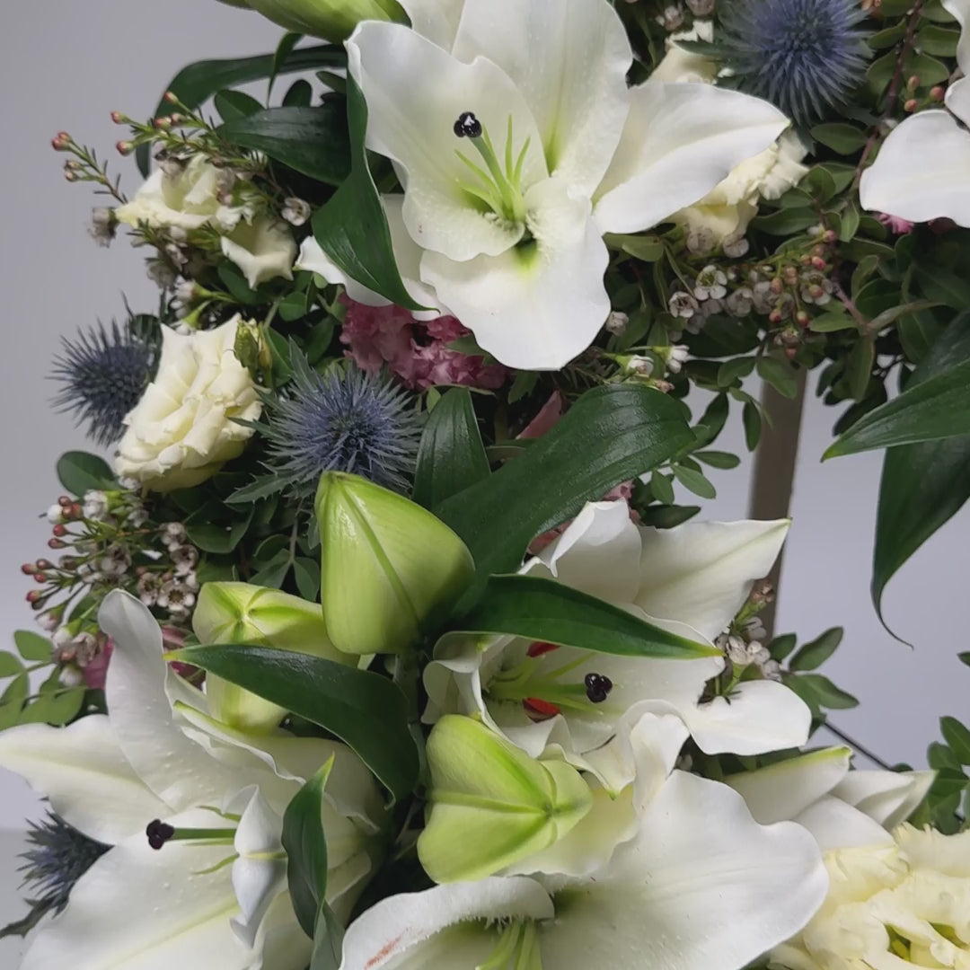 Coroana funerara rotunda cu crini, lisianthus si wax, 4, californiaflowers.mom