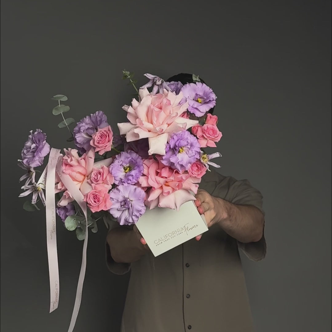 Aranjament floral in cutie cu lisianthus mov si trandafiri speciali, 4, californiaflowers.mom