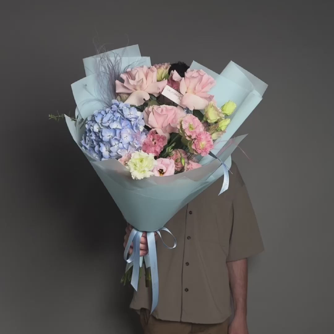Buchet hortensie albastra si trandafiri speciali roz, 4, californiaflowers.mom