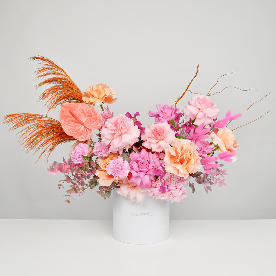 Aranjamente florale nou nascut - California Flowers, Aranjament floral in cutie cu anthurium si trandafiri speciali roz, californiaflowers.mom