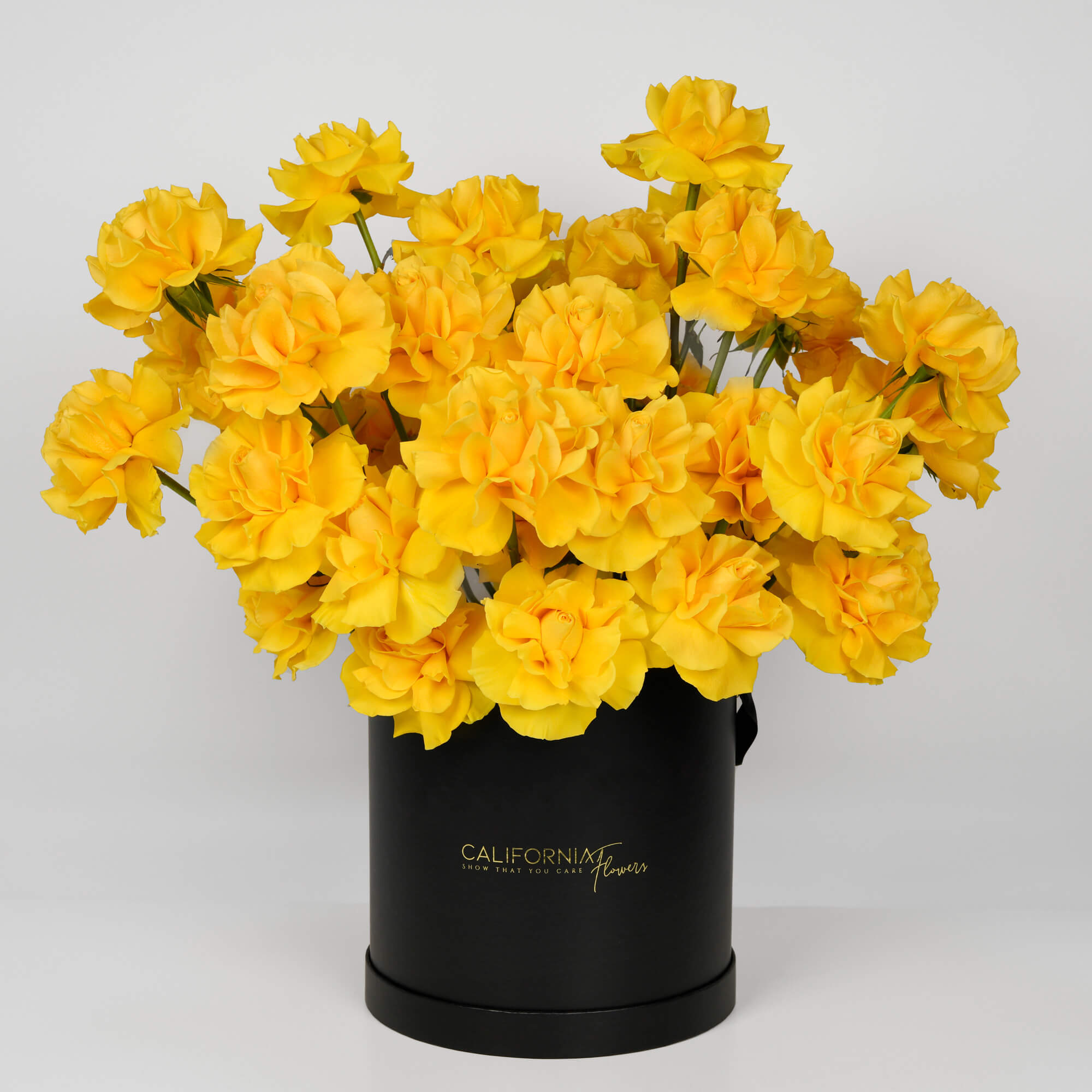 Flori pentru iubita – California Flowers, Aranjament floral in cutie cu 55 trandafiri speciali galbeni, californiaflowers.mom