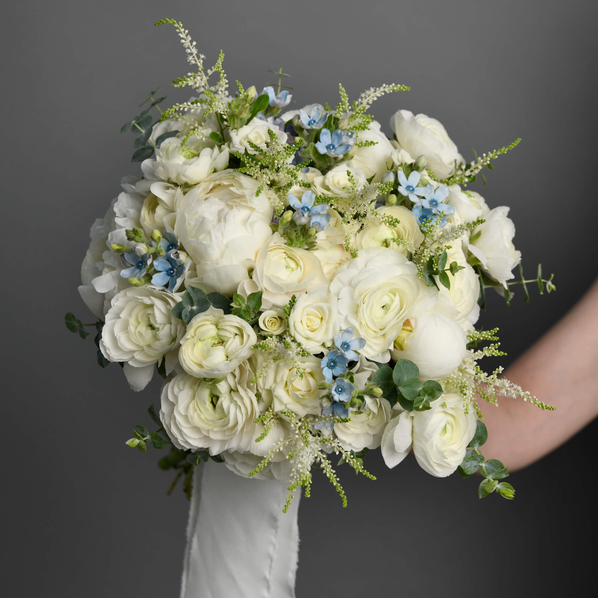 Buchet de mireasa cu ranunculus si bujori albi, 8, californiaflowers.mom
