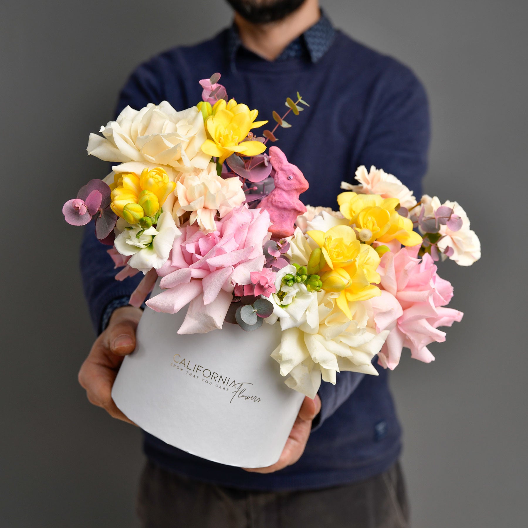 Flori de Paste - California Flowers, Aranjament floral in cutie cu frezii galbene si trandafiri multicolori, californiaflowers.mom