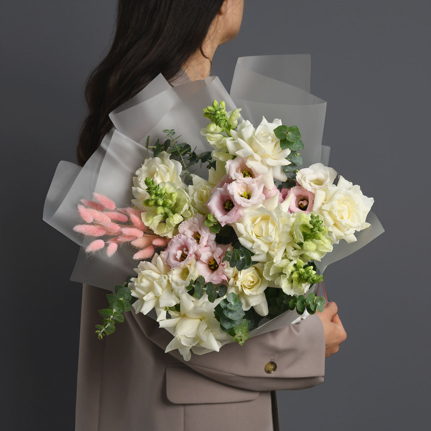 Flori de Sf. Maria - California Flowers, Buchet trandafiri speciali albi, lisianthus si antirrhinum, californiaflowers.mom