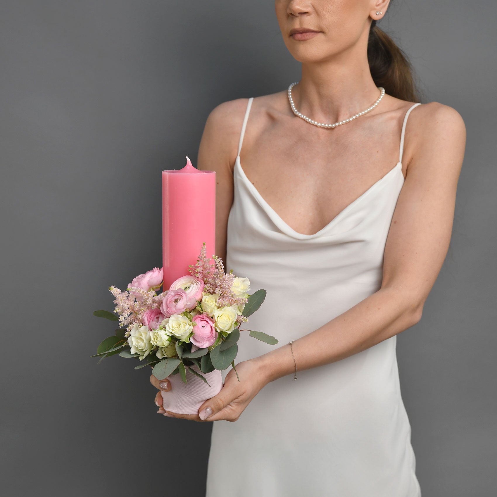 Lumanare botez fetita cu ranunculus roz si astillbe, 4, californiaflowers.mom