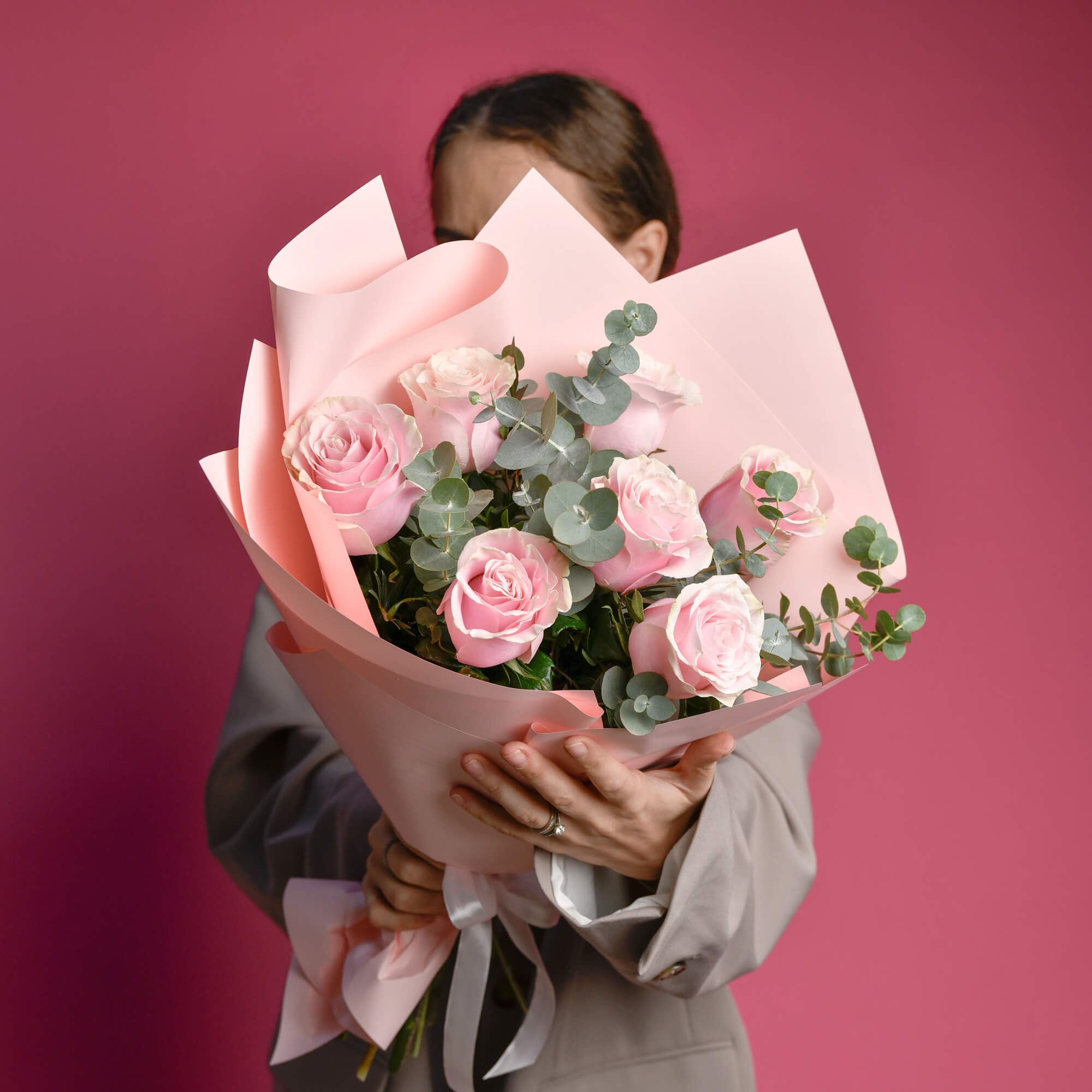 Buchet 7 trandafiri roz si eucalipt, 3, californiaflowers.mom