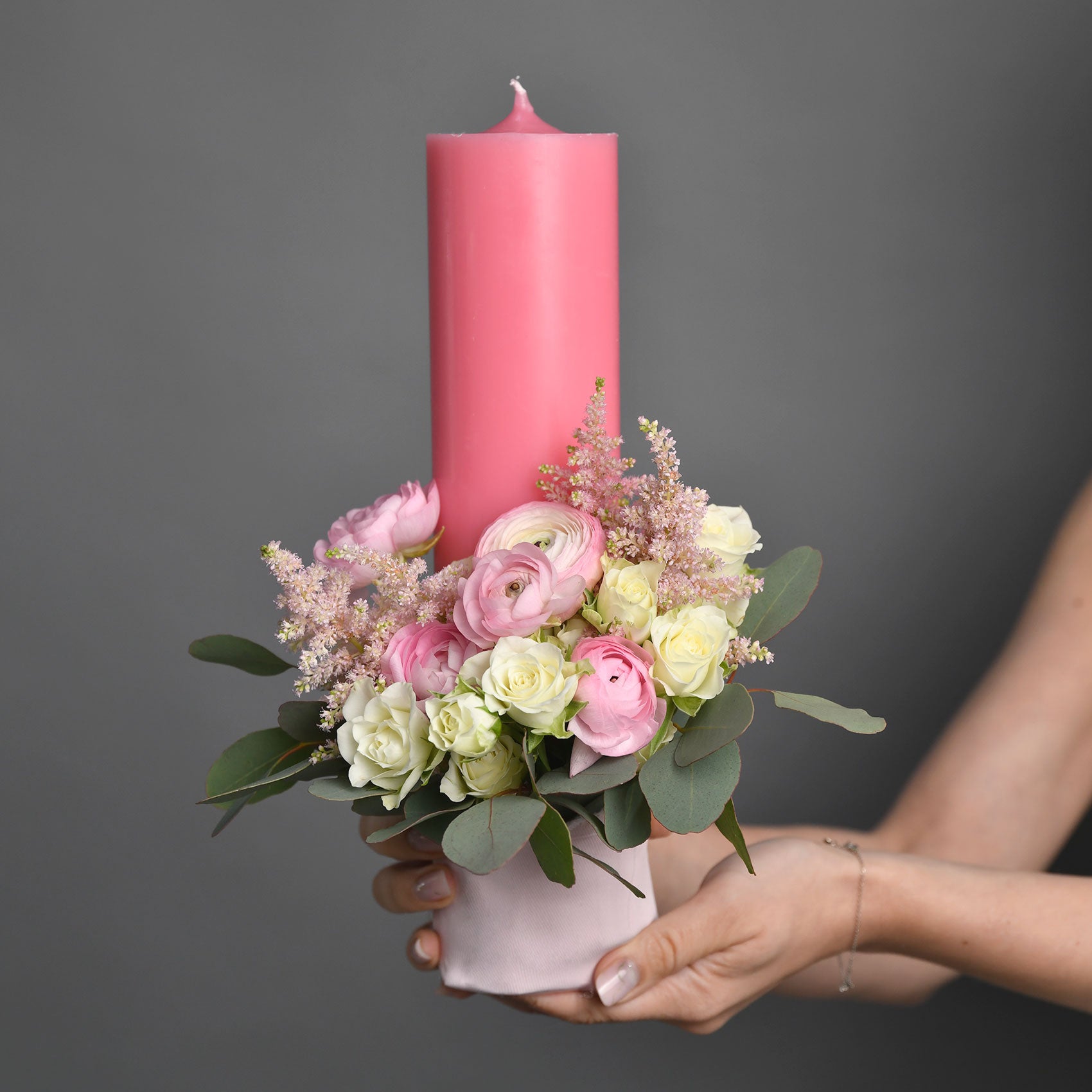 Lumanare botez fetita cu ranunculus roz si astillbe, 5, californiaflowers.mom