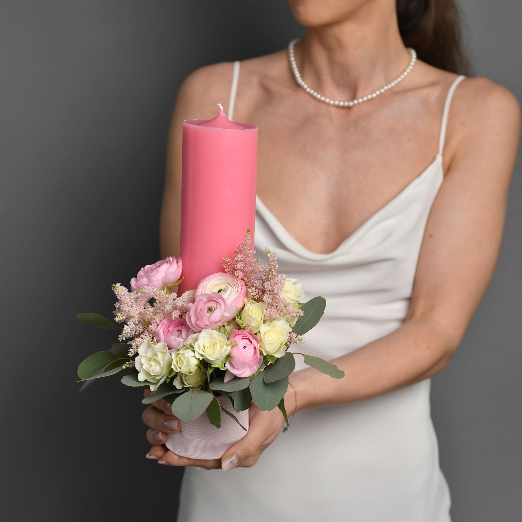 Lumanari botez flori naturale - California Flowers, Lumanare botez fetita cu ranunculus roz si astillbe, californiaflowers.mom