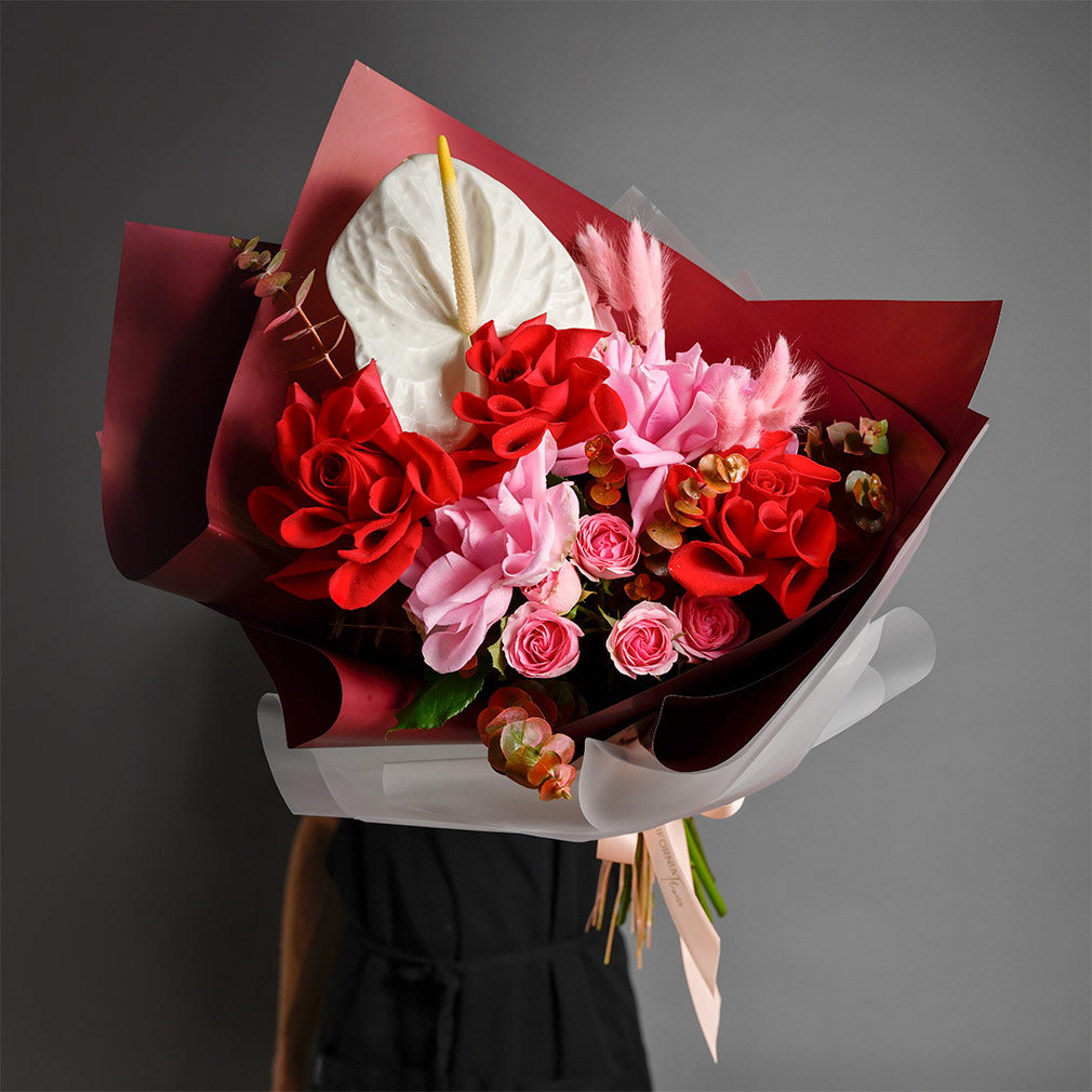 Flori de Valentine's Day - California Flowers, Buchet trandafiri rosii speciali, anthurium si miniroze roz, californiaflowers.mom