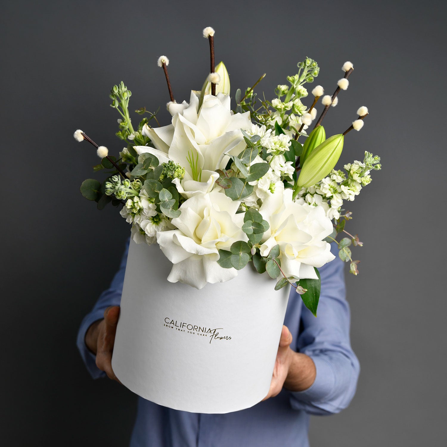 Flori de Paste - California Flowers, Aranjament floral in cutie alba cu trandafiri speciali si crini, californiaflowers.mom
