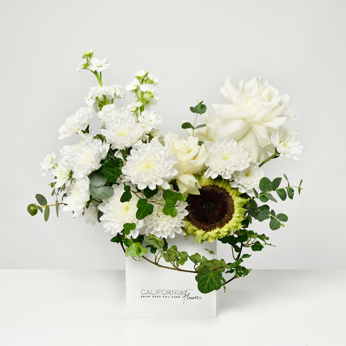 Cutii cu flori - California Flowers, Aranjament floral in cutie cu crizanteme albe si floarea soarelui, californiaflowers.mom