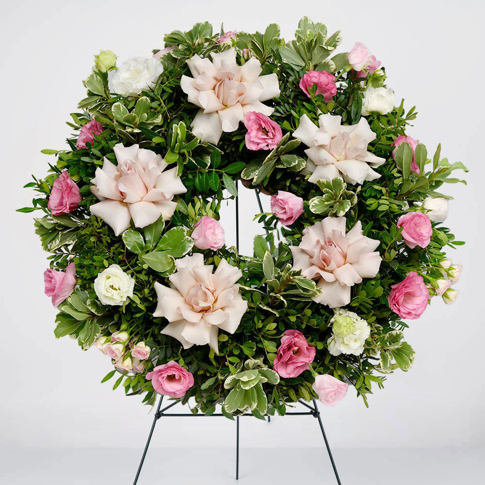 Coroana funerara rotunda cu lisianthus roz si trandafiri roz speciali, 1, californiaflowers.mom