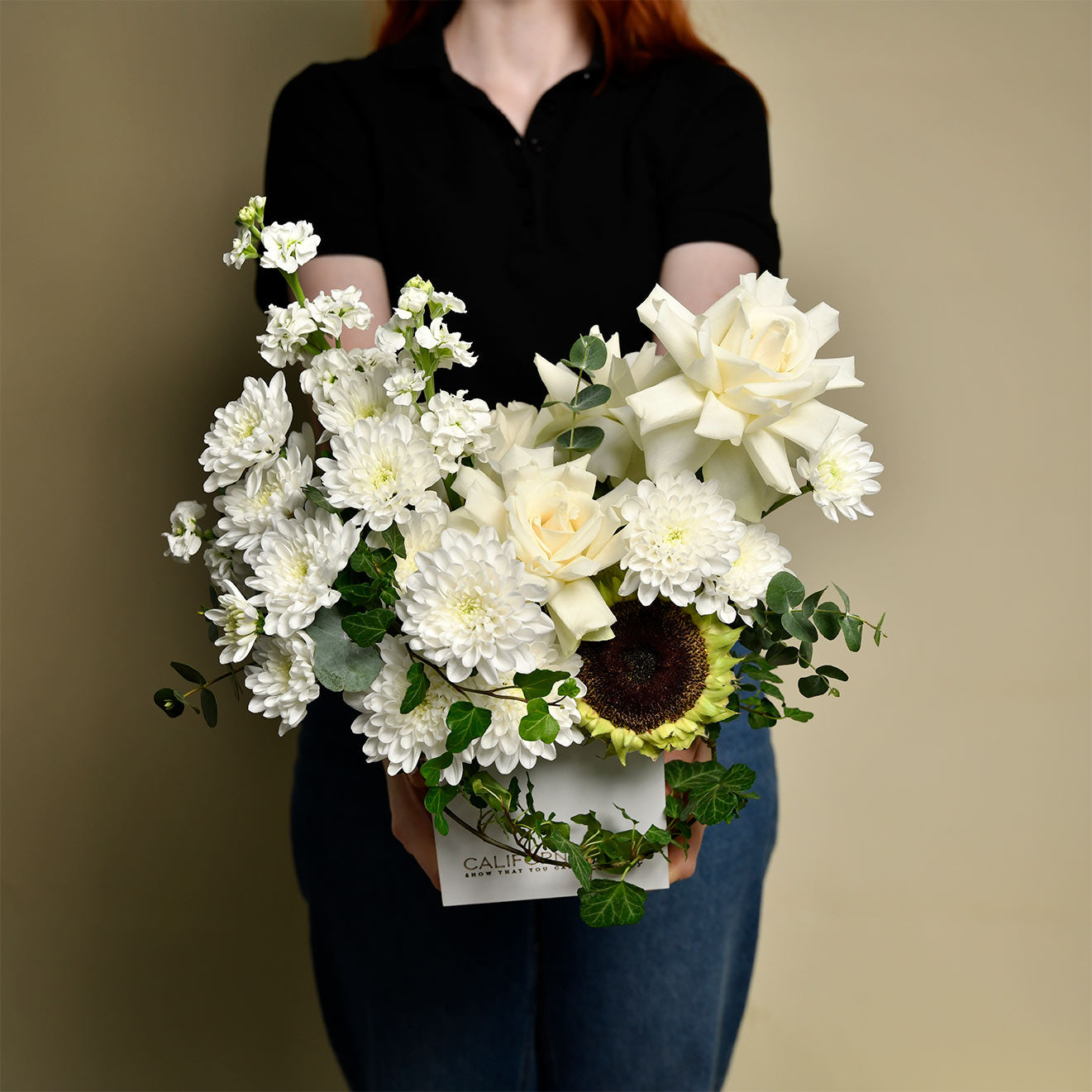 Aranjament floral in cutie cu crizanteme albe si floarea soarelui, 4, californiaflowers.mom