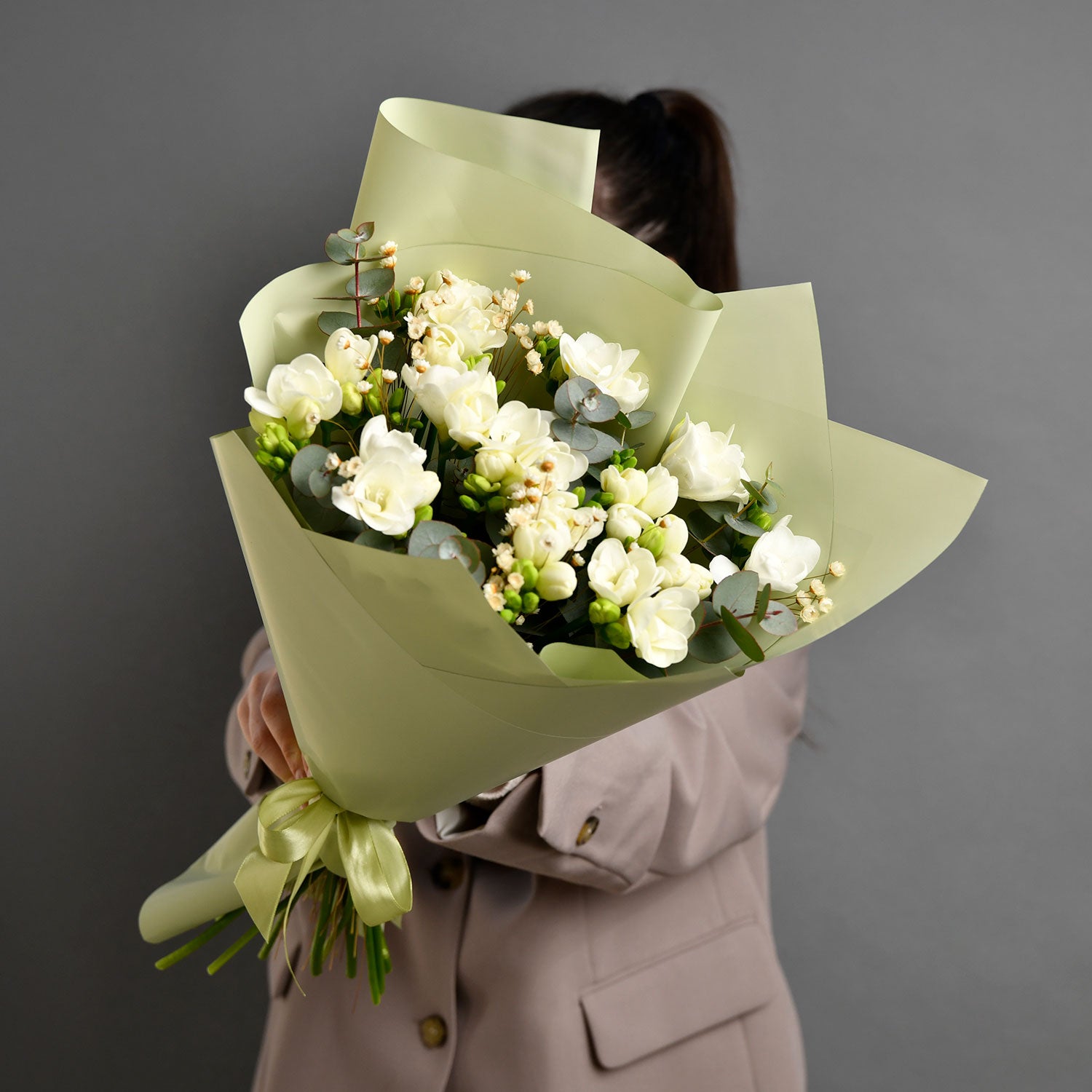 Flori de 1 Martie - California Flowers, Buchet 15 frezii albe si eucalipt, californiaflowers.mom