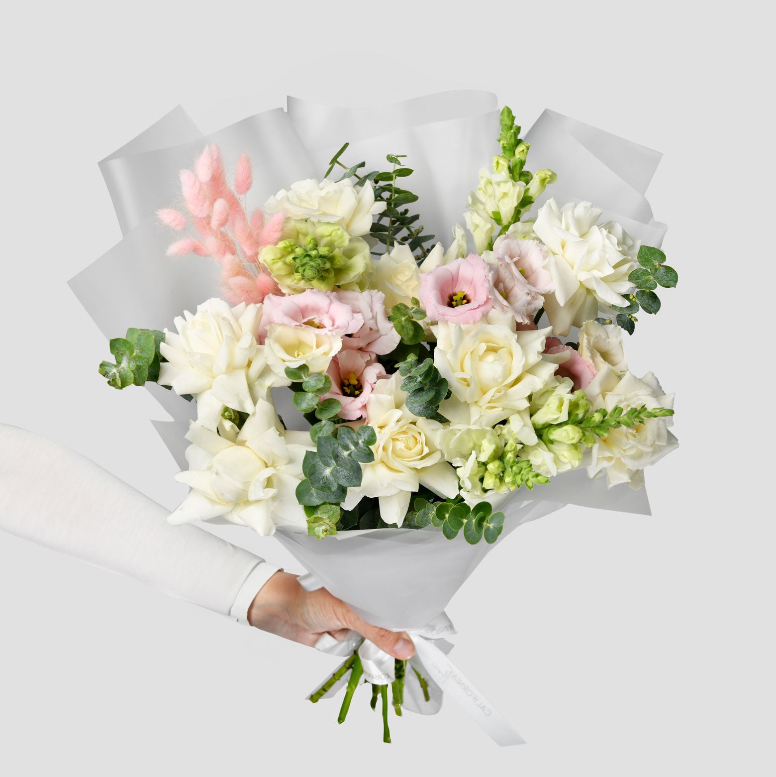Flori de Sf. Maria - California Flowers, Buchet trandafiri speciali albi, lisianthus si antirrhinum, californiaflowers.mom