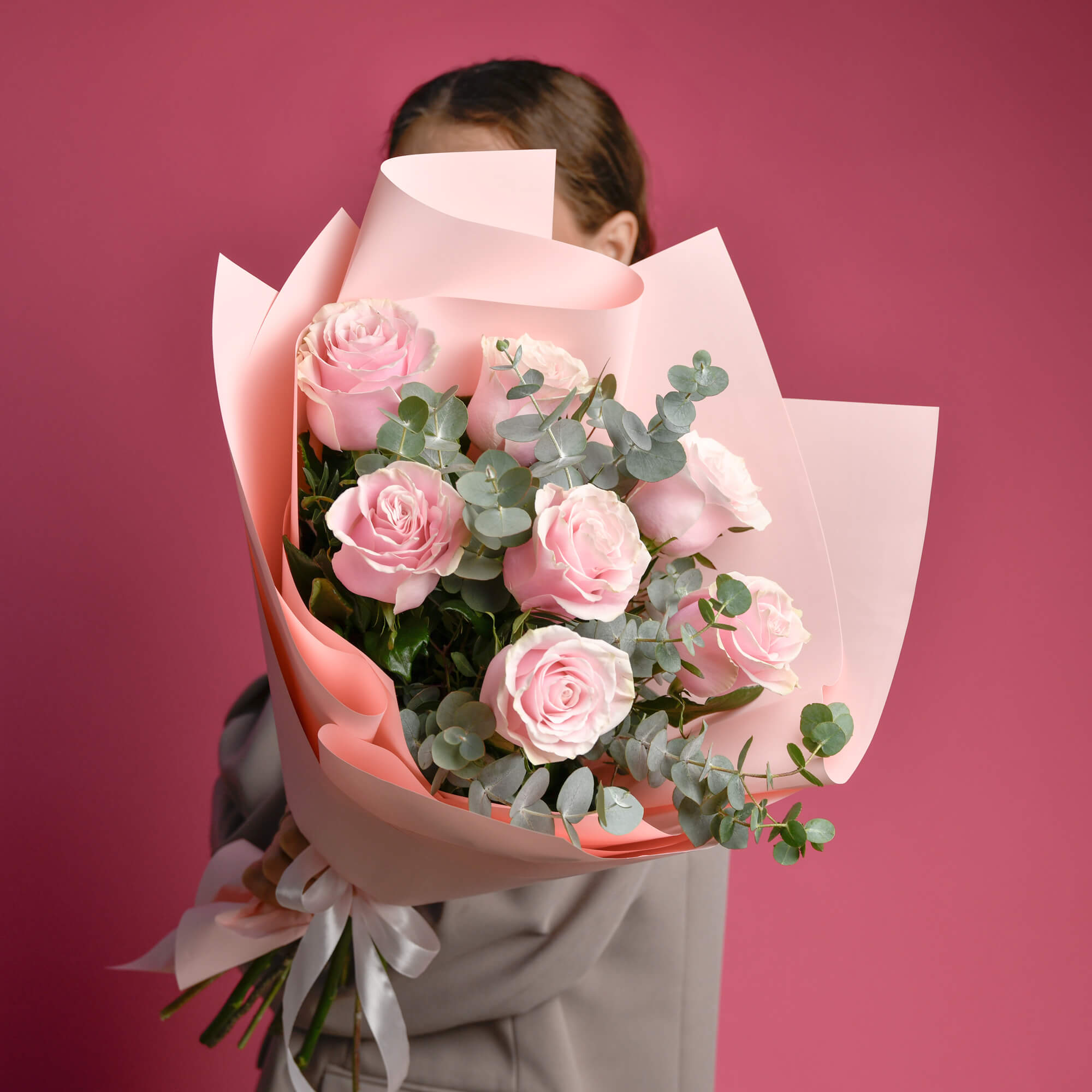 Buchet 7 trandafiri roz si eucalipt, 4, californiaflowers.mom
