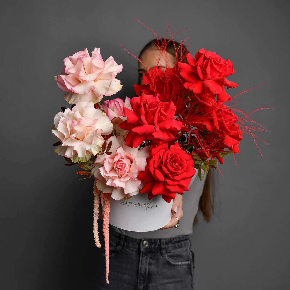 Flori de Paste - California Flowers, Aranjament floral in cutie cu trandafiri rosii si roz, californiaflowers.mom