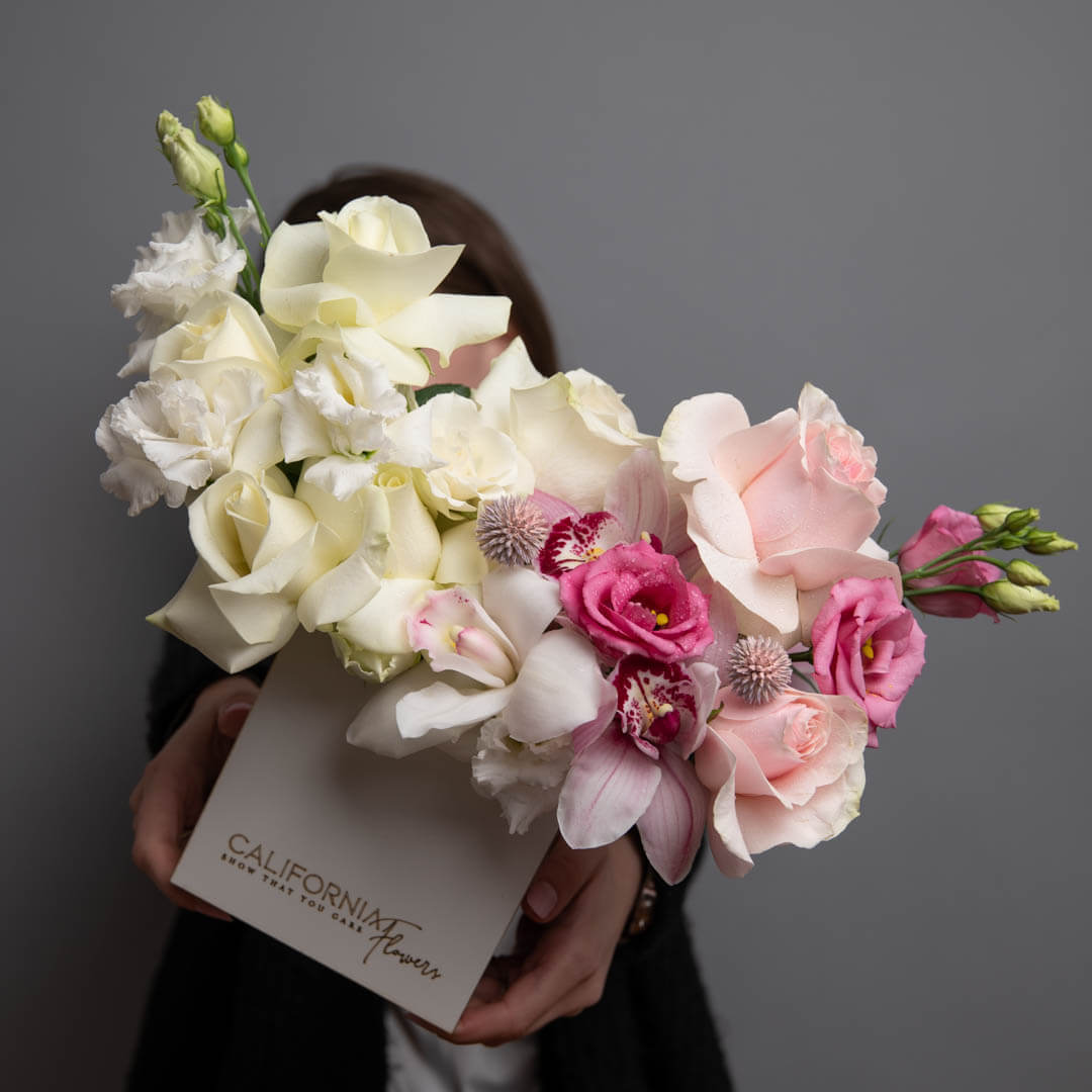 Flori de 8 Martie - California Flowers, Aranjament floral in cutie cu cymbidium si trandafiri specilai albi, californiaflowers.mom